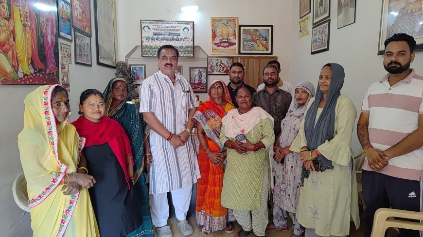 रम्पुरा क्षेत्र में जारी राजनीतिक हलचल के बीच कोली समाज की दर्जनों महिलाओं ने पूर्व विधायक राजकुमार ठुकराल के कार्यालय पहुंचकर उन्हें अपना समर्थन और आशीर्वाद प्रदान किया।*