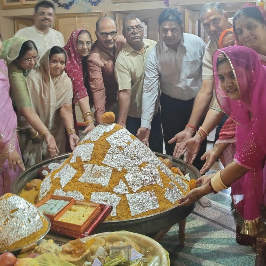फलोदी के महावीर मंदिर में निर्वाण लड्डू चढ़ाया:दीपावली पर जैन समाज ने 108 किलो का लड्डू अर्पित किया