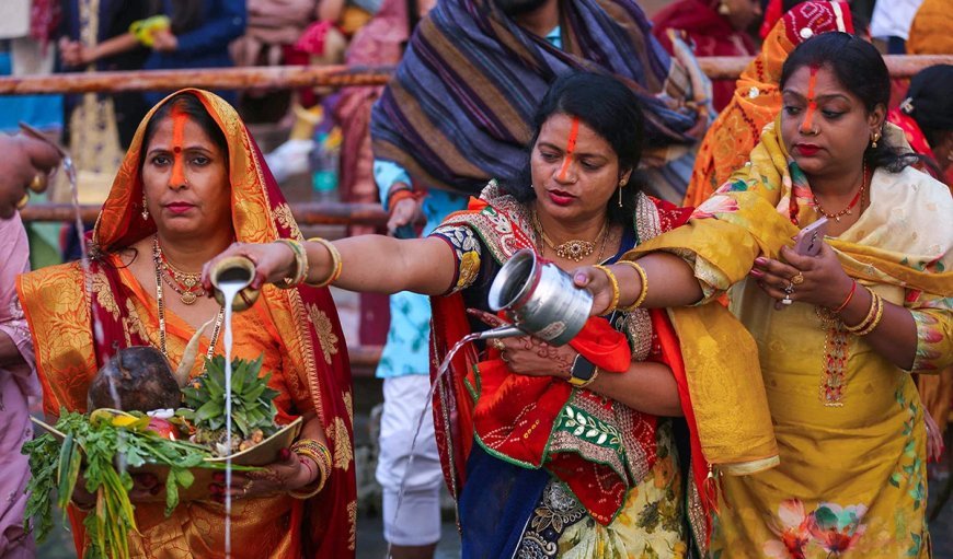 Chhath Puja 2025: छठ व्रती परिवार की सुख-समृद्धि के लिए सूर्य देवता को देते हैं अर्घ्य