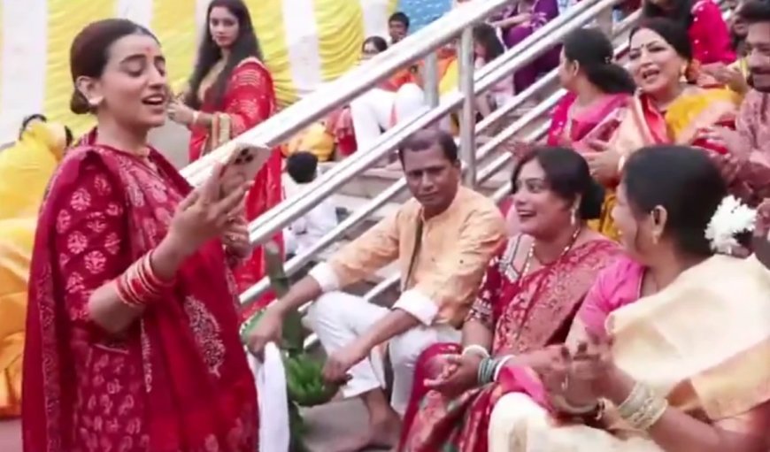 Akshara Singh ने छठ घाट पर गाए भक्ति गीत, पटना में बांधा समां, भावुक हुए भक्त