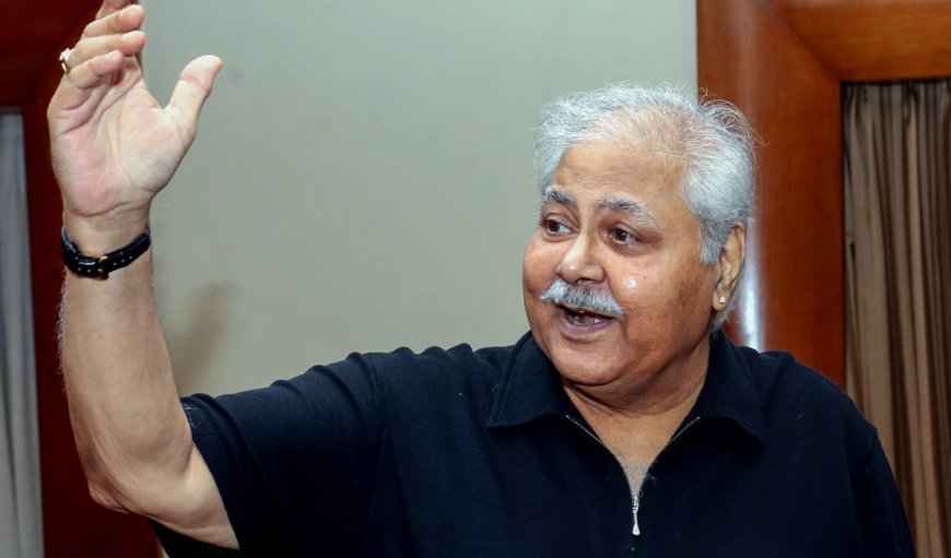 Satish Shah Prayer Meet | वायरल हुआ सोनू निगम का इमोशनल मोमेंट, सतीश शाह की पत्नी मधु संग गाया 'तेरे मेरे सपने', गाना सुनकर नम हुईं आँखें | Video