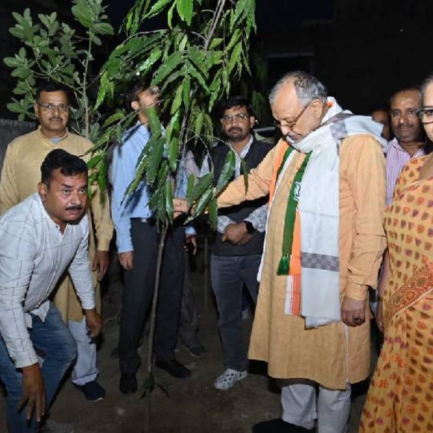 लखनऊ में एक पेड़ मां के नाम अभियान:प्रभारी मंत्री सुरेश खन्ना और मेयर सुषमा खर्कवाल ने लगाए अशोक और सूर्यमुखी के पौधे