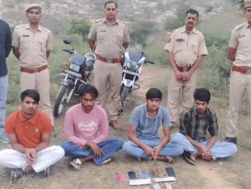 पुलिस को देखकर भागा 1 साइबर ठग:4 आरोपियों को पकड़ा, मोबाइल, फर्जी सिम, ATM, पासबुक और बाइक जब्त