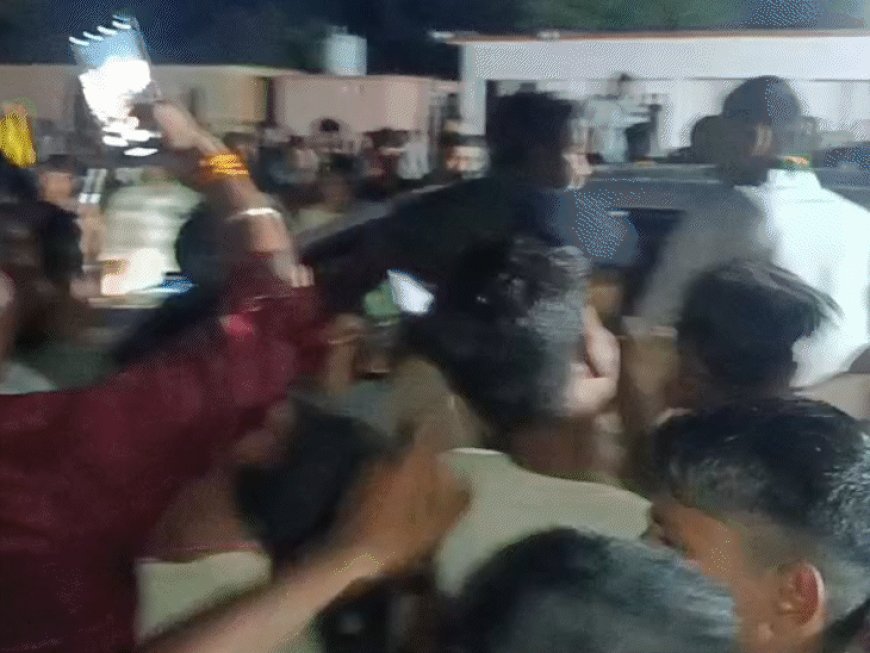 तेजस्वी के समर्थकों ने तेज प्रताप को खदेड़ा, पत्थर फेंके:तेजस्वी का दावा- महिलाओं को 10 हजार की रिश्वत दी जा रही, चुनाव आयोग खामोश