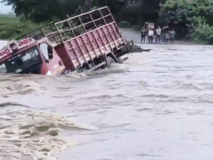 तूफान मोन्था से तेलंगाना में तबाही, स्कूल डूबा:कार-ट्रक बहे; रेलवे स्टेशन पर पानी भरा, 2 ट्रेन रोकी गईं