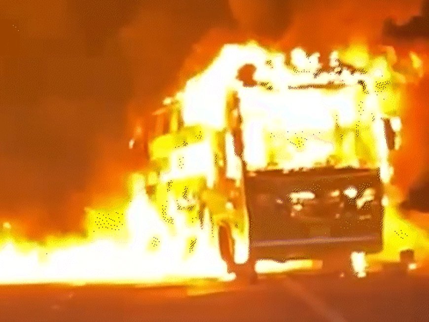 समृद्धि हाईवे पर चलती बस में आग:ड्राइवर ने सभी पैसेंजर को बचाया, जलने से ठीक पहले बस रोकी; हादसे के कारण घंटों लगा जाम