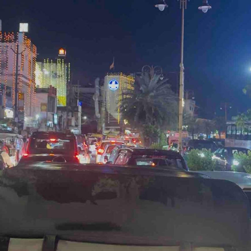 गोरखपुर में सड़कों पर लगा लंबा जाम:गोलघर से असुरन तक रेंगते रहे वाहन, ट्रैफिक व्यवस्था चरमराई; लोग परेशान रहे