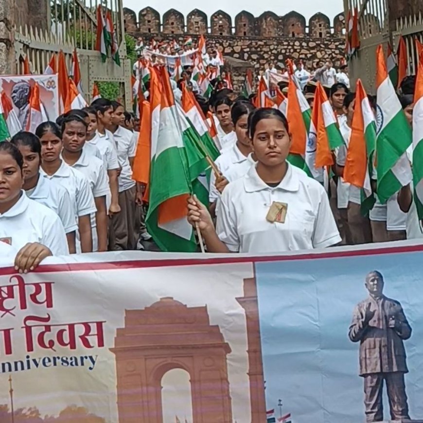 झांसी में रन फ़ॉर यूनिटी में दौड़े बच्चे-पुलिस के जवान:मंत्री बेबी रानी मौर्य और मंडल आयुक्त ने दिखाई झंडी, बोलीं-देश को बुरी शक्तियों से बचाने का संकल्प लें