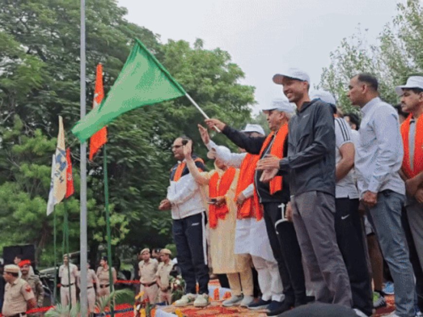 हिसार में तिरंगा लेकर दौड़े युवा:राष्ट्रीय एकता दिवस पर यूनिटी के लिए दौड़ लगाई, मंत्री गंगवा ने दिखाई हरी झंडी