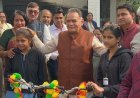 हांसी में 90 छात्राओं को मिली साइकिल:विधायक भयाना बोले- यह केवल सुविधा नहीं, बेटियों की शिक्षा को गति देने का माध्यम
