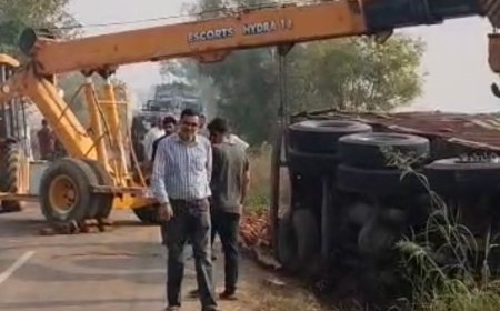 बरवाला में सड़क धंसने से पलटा ट्रक:घंटों जाम में फंसे रहे वाहन, लोग बोले-बारिश से गड्ढों में बदली रोड