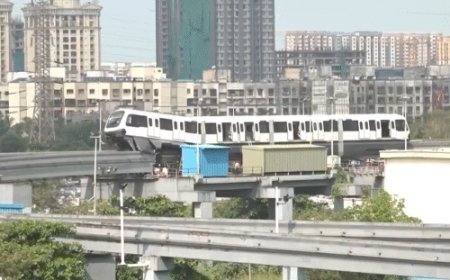 मुंबई में मोनोरेल ट्रेन डिरेल होकर हवा में लटकी:3 कर्मचारी घायल; ट्रायल में एक बीम से दूसरे बीम पर शिफ्टिंग के दौरान हादसा