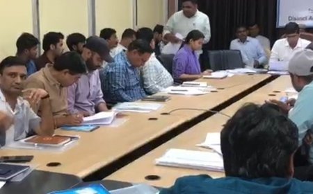 संभागीय आयुक्त ने की एसआईआर का रिव्यू:कलेक्टर ने अधिकारियों को दिए निर्देश- लिस्ट का काम समय पर पूरा करें