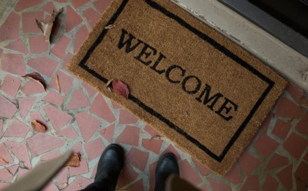 क्या 'वेलकम' डोरमैट सच में लाता है नकारात्मकता? वास्तु शास्त्र ने बताई घर की खुशहाली की सच्चाई!