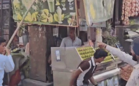 रोहतक में निगम टीम ने हटवाया अतिक्रमण:दुकानों के बाहर रखा सामान उठाया, फ्लैक्स काटे, रेहड़ी को हटवाया, कानूनी कार्रवाई की दी चेतावनी