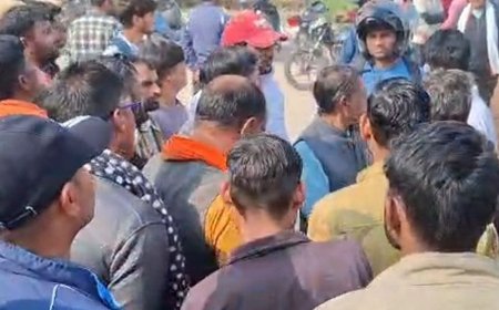 मथुरा में सफाई कर्मियों की सांकेतिक हड़ताल:डोर-टू-डोर कचरा कलेक्शन ठप, निगम कार्यालय पर प्रदर्शन