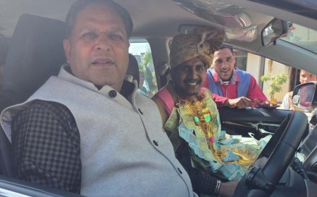 अपने वाहन चालक की शादी में खुद दुल्हे की कार चलाकर महापौर ने दिखाई सादगी और अपनापन