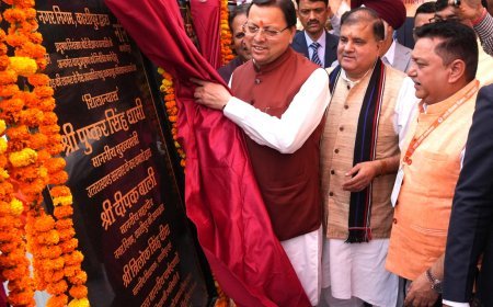 राज्य स्थापना रजत जयंती के अवसर पर मुख्यमंत्री धामी ने दीप प्रज्वलित कर कार्यक्रम का शुभारम्भ किया