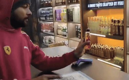 फतेहाबाद में देसी शराब में मिला मृत कॉकरोच:ई-रिक्शा ड्राइवर ने पव्वा दिखा ठेके पर किया हंगामा; कर्मी बोला-हमने थोड़ी बनाई है