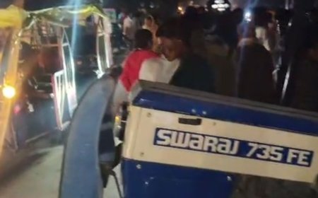 ट्रैक्टर का पहिया ब्लास्ट, दो हिस्सों में बंटा:सामने से आ रही वैगनआर से टकराई, एयरबैग खुलने से कार सवार सुरक्षित