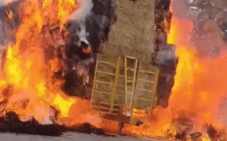 सोनीपत में पराली से भरी ट्राली में लगी आग:हाई टेंशन तार के टकराने से हादसा, फायर ब्रिगेड ने काबू पाया