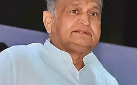 वोट चोरी का नया संस्करण हैं ‘कैश फॉर वोट’ योजनाएं:चुनाव आयोग के दोहरे रवैए पर सवाल, चुनाव से ठीक पहले पैसे भेजना सोची-समझी चाल बन गया