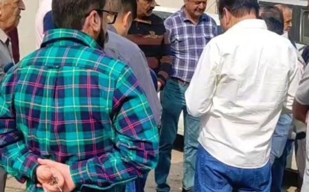 फरीदाबाद में सीवरेज ओवरफ्लो से भड़के लोग:निगम मुख्यालय पहुंचे, कमिश्नर से नहीं हुई मुलाकात, फिर अधिकारियों से तीखी नोकझोंक