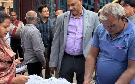 मिर्जापुर DM ने बूथों का किया निरीक्षण:आंगनबाड़ी कार्यकत्री की लापरवाही पर जताई नाराजगी