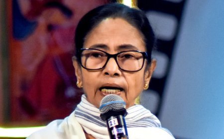 लोकतंत्र दांव पर हो तो लोगों को संविधान द्वारा प्रदत्त मार्गदर्शन की रक्षा करनी चाहिए : ममता बनर्जी