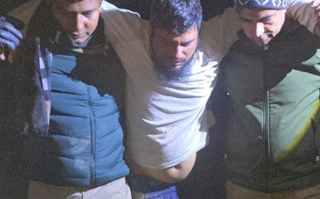 रामपुर पुलिस मुठभेड में दो गौकश गिरफ्तार:गोली लगने से घायल, 3 फरार; औजार, तमंचे, कारतूस व वाहन बरामद