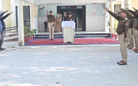 महराजगंज एसपी ने संविधान दिवस पर दिलाई शपथ:अधिकारियों-कर्मचारियों को भारतीय संविधान की प्रस्तावना का पाठ कराया गया