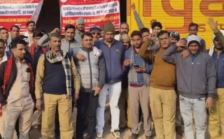 जयपुर में लो-फ्लोर बस हड़ताल दूसरे दिन भी जारी:100 बसें बंद; 50 हजार यात्री प्रभावित, ड्राइवरों ने सुरक्षा और मुआवज़े की मांग को लेकर किया विरोध