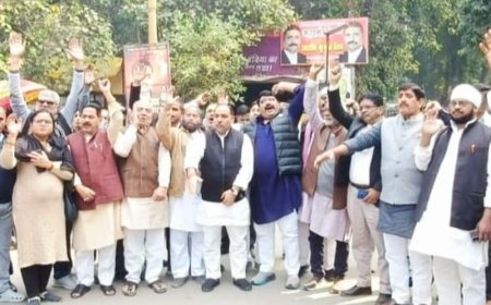 वाराणसी में S.I.R. की तारीख बढ़ाने को कांग्रेस का प्रदर्शन:कलेक्ट्रेट पर नारेबाजी कर चुनाव आयुक्त को ज्ञापन, जून तक तारीखें घोषित करने की मांग