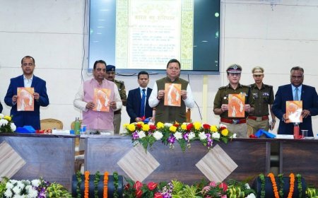 पुलिस लाइन, देहरादून में राष्ट्रीय संविधान दिवस के अवसर पर आयोजित कार्यक्रम में पुलिस कार्मिकों व उपस्थित लोगों को संविधान की शपथ दिलाई।*