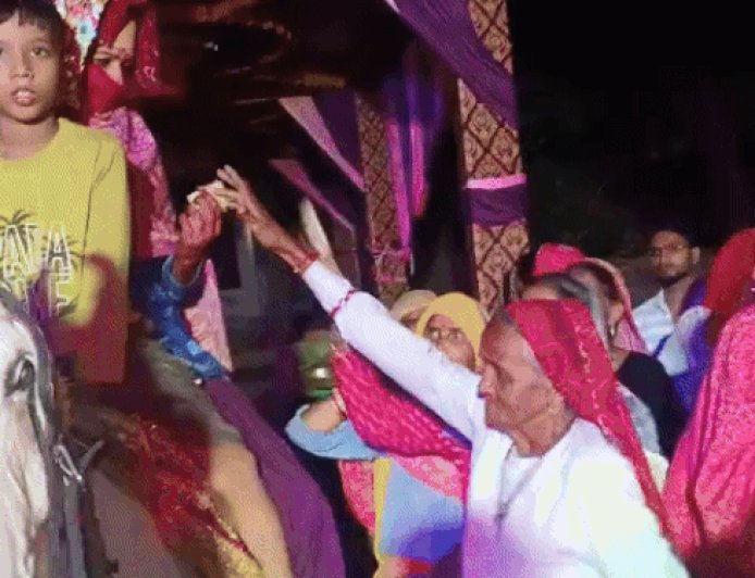 नारनौल में बेटी को घोड़ी पर चढ़ा निकाला बनवारा:पिता की हो चुकी मौत, मां-बहनों ने निभाई परंपरा; दूल्हा जयपुर के अस्पताल में कर्मी