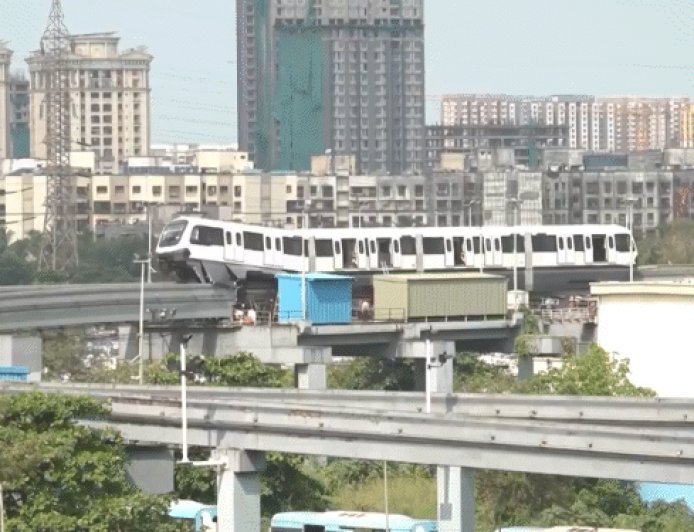 मुंबई में मोनोरेल ट्रेन डिरेल होकर हवा में लटकी:3 कर्मचारी घायल; ट्रायल में एक बीम से दूसरे बीम पर शिफ्टिंग के दौरान हादसा