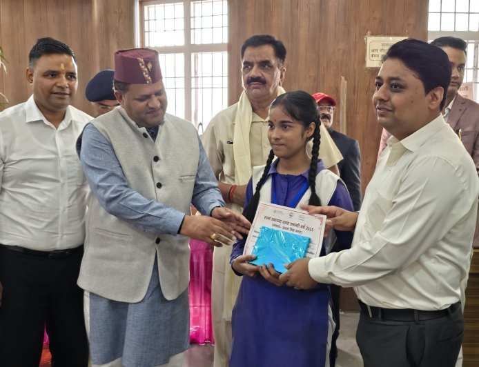 राज्य स्थापना रजत जयंती दिवस के अवसर पर राज्य आन्दोलनकारियों को सम्मानित किया गया