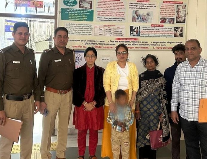 चंडीगढ़ से रास्ता भटक पंचकूला पहुंचा बच्चा:48 घंटे में पुलिस ने ढूंढ निकाला परिवार, पुलिस टीम को सड़क पर रोता मिला था