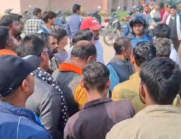 मथुरा में सफाई कर्मियों की सांकेतिक हड़ताल:डोर-टू-डोर कचरा कलेक्शन ठप, निगम कार्यालय पर प्रदर्शन