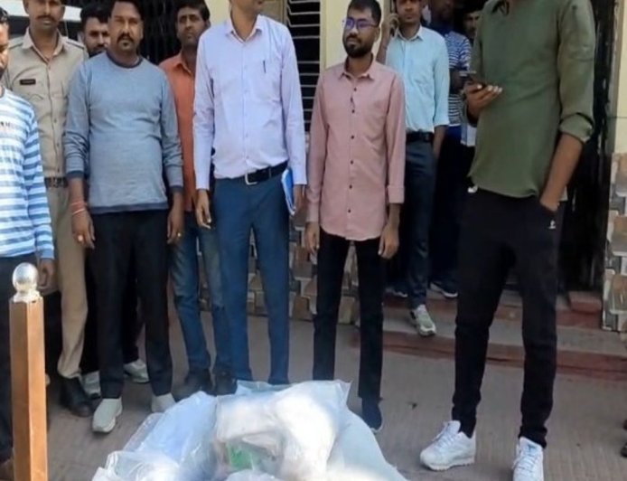 टोंक में सिंगल यूज प्लास्टिक और अस्थाई अतिक्रमण पर कार्रवाई:नगर परिषद परिषद ने टेबल, कुर्सियां जब्त की; दुकानदार गुहार लगाते रहे