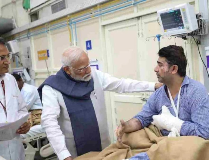 LIVE: भूटान से लौटते ही LNJP पहुंचे पीएम मोदी, दिल्ली पुलिस को एक और कार की तलाश