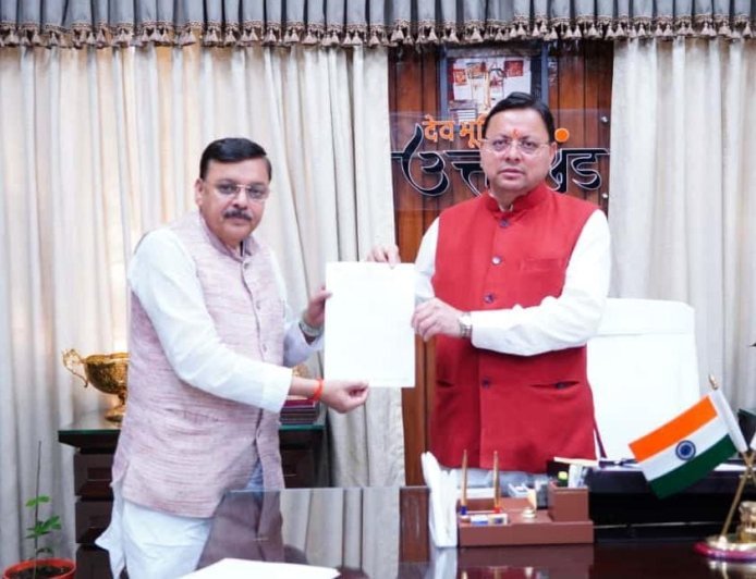 पूर्व विधायक राजेश शुक्ला ने मुख्यमंत्री पुष्कर सिंह धामी से की मुलाकात, पंतनगर कृषि विश्वविद्यालय की समस्याओं के समाधान हेतु सौंपा पत्र