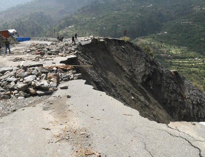 इंडोनेशिया के जावा द्वीप में भूस्खलन, दो लोगों की मौत और 21 लापता