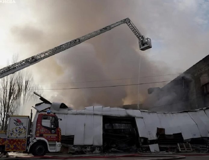 रूस ने कीव पर किया हमला, कई जिलों में आगजनी और लोगों के घायल होने की खबर