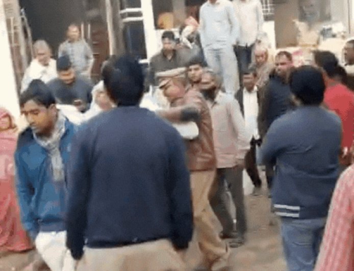 DVVNL की टीम पर लाठी-डंडों से हमला:आगरा के अरसेना गांव में बिजली चोरी पकड़ने गई थी टीम, जान बचाकर भागी