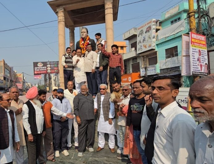 हापुड़ में कांग्रेस ने मनाई जवाहरलाल नेहरू की जयंती:जिलाध्यक्ष बोले- आधुनिक भारत की आधारशिला रखने में नेहरू जी की भूमिका महत्वपूर्ण