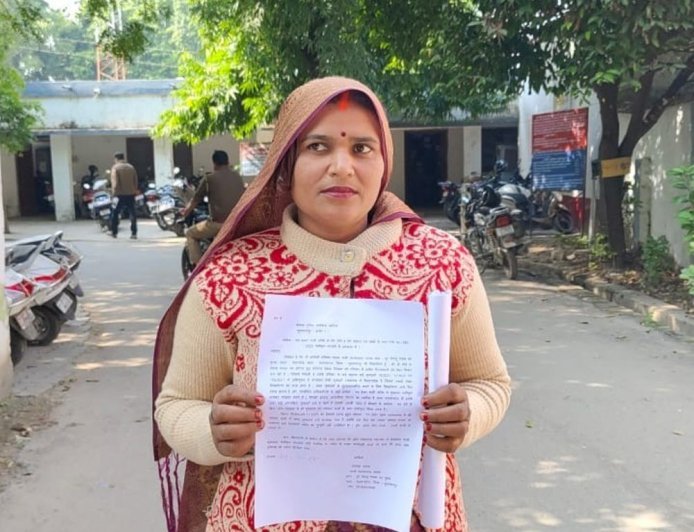 सुल्तानपुर में महिला ने फर्जी FIR का आरोप लगाया:पति और जेठ के बेटे पर केस दर्ज कराने की शिकायत, एसपी से जांच की मांग