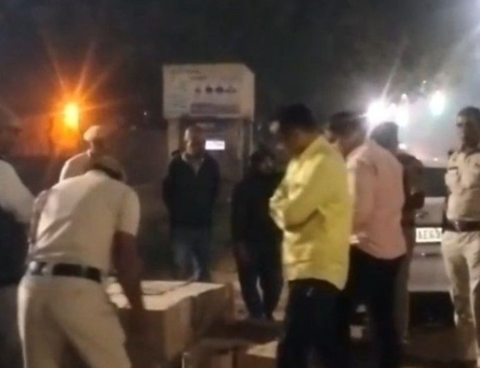 जुलाना में 50 पेटी अवैध शराब पकड़ी:नाकाबंदी में जांच के दौरान रोकी वरना कार, दो युवक गिरफ्तार