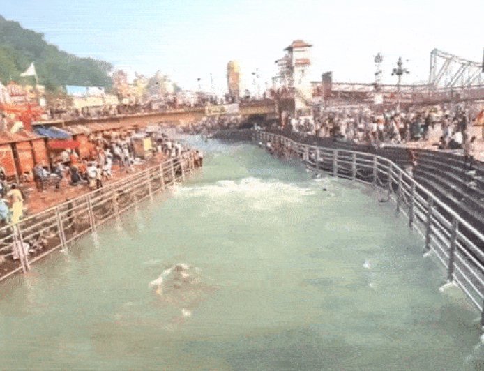 अखाड़ा परिषद की नाराजगी पर मिलने पहुंचा प्रशासन:CM धामी से निमंत्रण न मिलने पर नाराज थे, कहा था- शाही स्नान की परम्परा टूट सकती