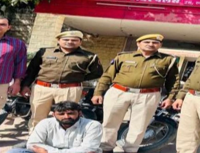 गांव से बस में आता, बाइक चुराकर बेच देता:पुलिस ने CCTV फुटेज से चोर पकड़ा, तीन मोटरसाइकिल की बरामद